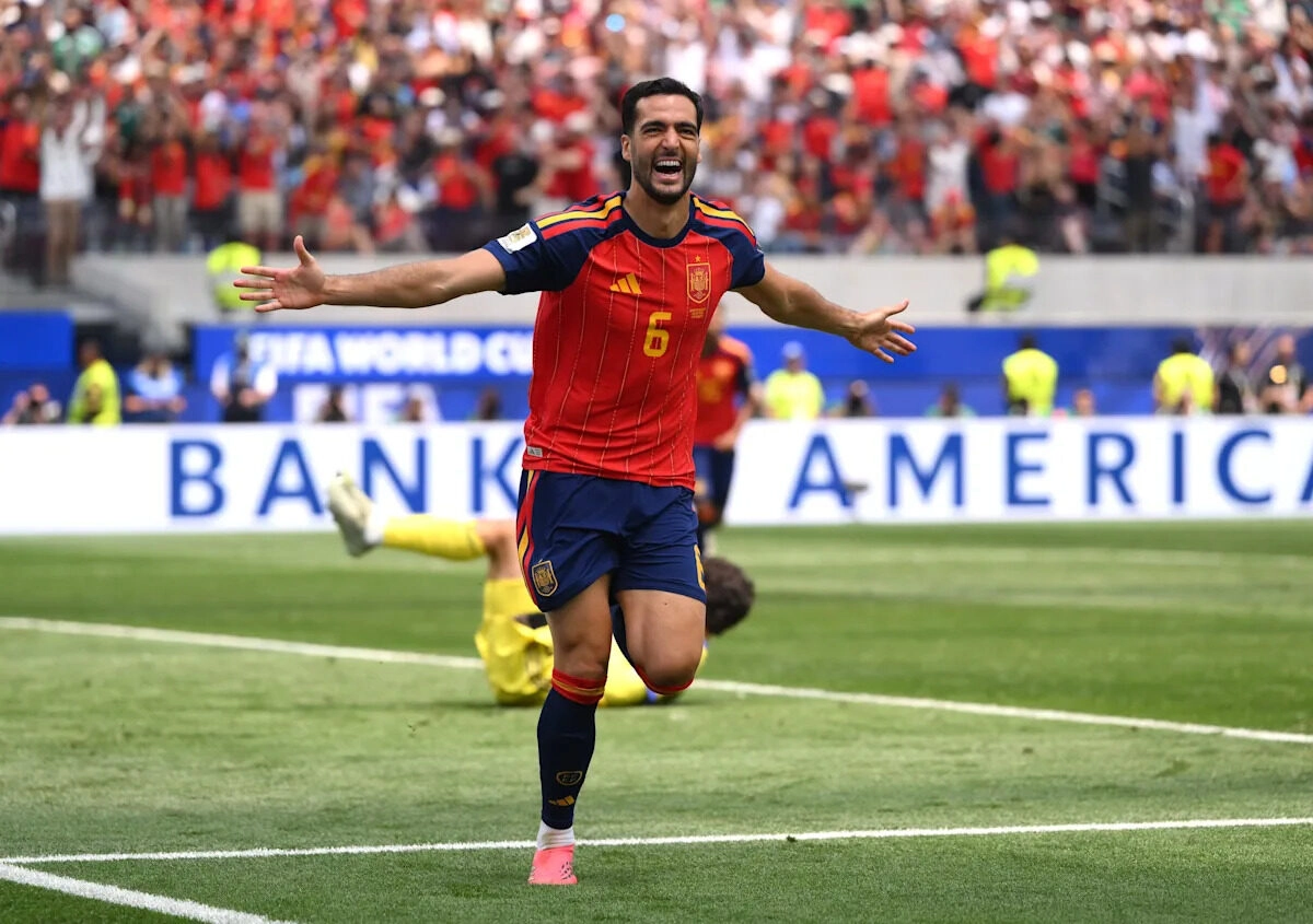 Merino là người đầu tiên trong lịch sử World Cup ghi bàn thắng quyết định trong hai trận đấu loại trực tiếp khi vào sân từ băng ghế dự bị